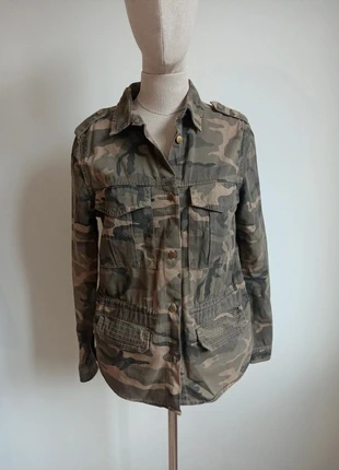 Cazadora estilo militar con estampado camuflaje en tonos verdes y beige, marque: Bershka, état: Très bon état, taille: S / 36 / 8, 12,00 €, 13,30 € Protection acheteurs incluse