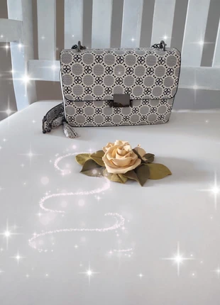 Borsetta a Due Scomparti con Apertura Rigida Tipo Baule, brand: bianca e nera, condizioni: Nuovo senza cartellino, €9.00, €10.15 include la Protezione acquisti