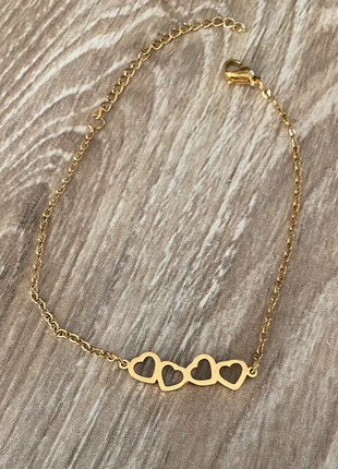 Nieuw stainless steel /RvS armbandje 4 hartjes goud, staat: Nieuw zonder prijskaartje, € 6,00, € 7,00 inclusief Kopersbescherming