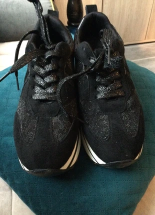 Basket femme noire brillante, état: Très bon état, taille: 36, 10,00 €, 11,20 € Protection acheteurs incluse