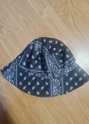 Bob réversible noir, condition: Very good, size: L, €3.00, €3.85 includes Buyer Protection