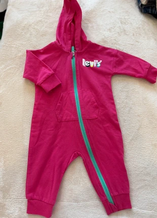 Levi’s size 6 months bright pink fuchsia onesie with zipper and hoodie, marca: Levi's, estado: Muito bom, tamanho: 6-9 meses / 68 cm, €5.00, €5.95 inclui Proteção do Comprador