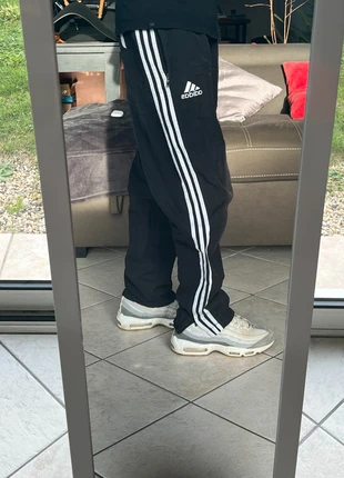 Jogging Adidas track pant edition limité baggy vintage parachute des années 2000's air max 95, marque: adidas, état: Très bon état, taille: M, 26,00 €, 28,00 € Protection acheteurs incluse