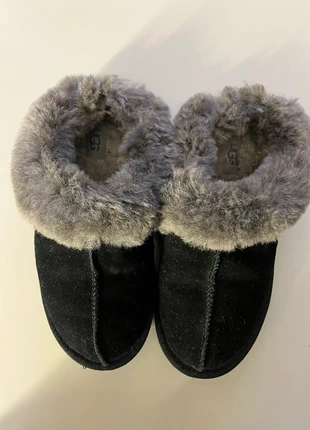 Confort absolu – chaussons UGG noirs fourrés taille 37, marke: UGG, zustand: Sehr gut, größe: 37, 55,00 €, 58,45 € inklusive Vinted-Käuferschutz