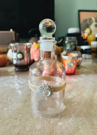 Fiole style antique riba satin et perle, marque: Maisons du Monde, état: Neuf sans étiquette, 2,00 €, 2,80 € Protection acheteurs incluse