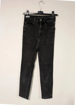 Jean Stradivarius Mom Slim Fit noir délavé taille 34, marke: Stradivarius, zustand: Sehr gut, größe: XS / 34 / 6, 12,99 €, 14,34 € inklusive Vinted-Käuferschutz