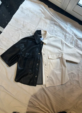 Camicia Crop Bicolore Ecopelle Maniche Corte, marca: Bershka, estado: Novo sem etiquetas, tamanho: XS / 34 / 6, €20.00, €21.70 inclui Proteção do Comprador