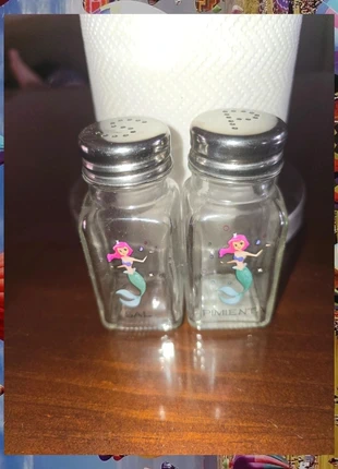 Lindo conjunto de salero y pimentero princesa ariel en cristal de calidad 🏡, marque: Disney, état: Neuf sans étiquette, 4,99 €, 5,94 € Protection acheteurs incluse