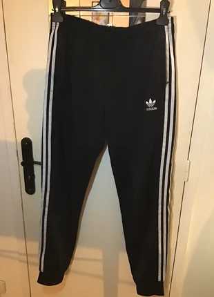 Jogging Adidas Originals noir bande blanche, marque: adidas, état: Bon état, taille: 15 ans / 170 cm, 5,00 €, 5,95 € Protection acheteurs incluse