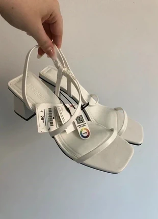 Sandales blanches minimalistes à talon carré – style chic et moderne, marque: Bershka, état: Neuf avec étiquette, taille: 35, 15,00 €, 16,45 € Protection acheteurs incluse