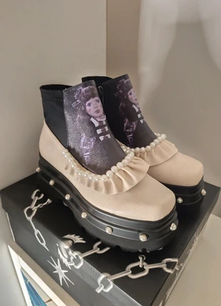 Koi Footwear bottines platform gothique crèmes et noires avec perles et frange taille 6UK, marque: Koi Footwear, état: Neuf avec étiquette, taille: 39, 90,00 €, 95,20 € Protection acheteurs incluse