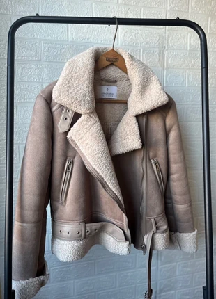 beige suede shearling biker jacket with belt for winter Stradivarius, marque: Stradivarius, état: Neuf sans étiquette, taille: M / 38 / 10, 49,99 €, 53,19 € Protection acheteurs incluse