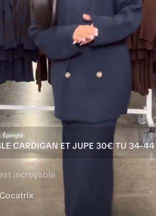 Ensemble jupe pull bleu marine, merk: sans, staat: Nieuw zonder prijskaartje, maat: Universele maat, € 20,00, € 21,70 inclusief Kopersbescherming