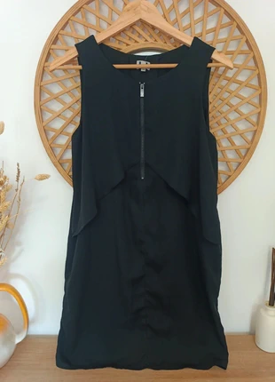 Vestido negro con crepe superpuesto en la parte delantera, Adolfo Domínguez, talla 38, marca: Adolfo Dominguez, estado: Muito bom, tamanho: M / 38 / 10, €30.00, €32.20 inclui Proteção do Comprador