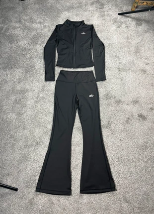 Alô Yoga Set Leggings and Jacket - Tamanho M, brand: Alo Yoga, condizioni: Nuovo senza cartellino, taglia: M / IT 42 / EU 38, €75.00, €79.45 include la Protezione acquisti