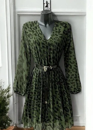 Robe courte kaki taille M, marque: Boutique Parisienne, état: Très bon état, taille: M / 38 / 10, 31,00 €, 33,25 € Protection acheteurs (Pro) incluse