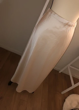 jupe satin beige, marca: boutique independente, estado: Muito bom, tamanho: Tamanho único, €10.00, €11.20 inclui Proteção do Comprador