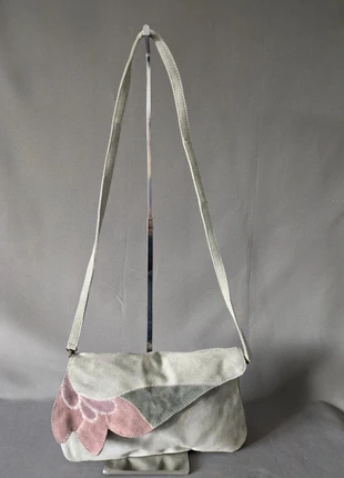 Sac bandoulière Naf Naf en cuir de vachette gris et rose petit format à rabat floral bon état, brand: Naf Naf, condition: Good, €15.00, €16.45 includes Buyer Protection Pro