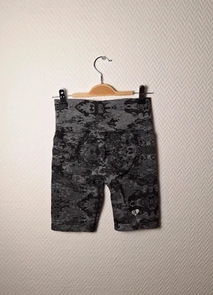 Short Women's Best taille S couleur noir et gris motifs camo, brand: Women's Best, condizioni: Buone, taglia: S / IT 40 / EU 36, €12.00, €13.30 include la Protezione acquisti Pro