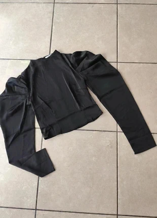 Top court satiné noir manches longues taille 34, marke: NA-KD, zustand: Neu, mit Etikett, größe: XS / 34 / 6, 7,95 €, 9,05 € inklusive Vinted-Käuferschutz