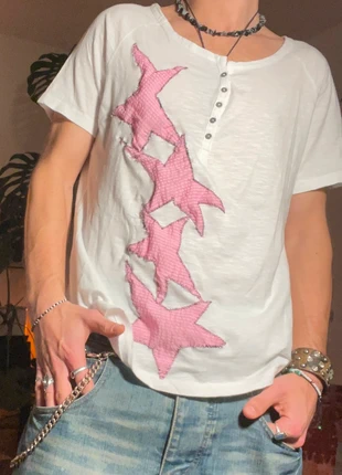 Upcycled Shirt mit pinken Sternen, brand: Vintage Dressing, condizioni: Ottime, taglia: M / IT 42 / EU 38, €25.00, €26.95 include la Protezione acquisti