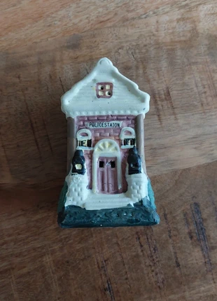 Police Station / Politiebureau – Keramiek – Voor Kerstdorp & Treincircuit, merk: onbekend, staat: Heel goed, € 3,00, € 3,85 inclusief Kopersbescherming