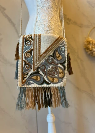 Vintage Wool Crossbody Bag ’90s – Boho Tirolese Country with Embroidery & Tassels, marque: Vintage Dressing, état: Très bon état, 15,00 €, 16,45 € Protection acheteurs incluse