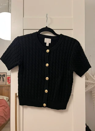 H&M Zwart Vestje met Korte Mouwen en Gouden Knopen – Maat S / 36, merk: H&M, staat: Heel goed, maat: S / 36 / 8, € 8,00, € 9,10 inclusief Kopersbescherming
