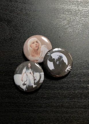 Billie Eilish buttonset 3pcs 2.5cm, merk: Billie Eilish, staat: Nieuw met prijskaartje, € 3,00, € 3,85 inclusief Kopersbescherming