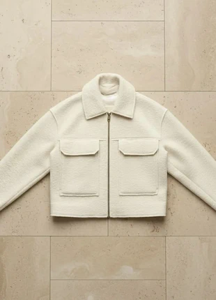 Veste courte Trucker style Shacket en bouclé crème à fermeture éclair - Col chemise Taille S, merk: bluera, staat: Heel goed, maat: S / 36 / 8, € 52,90, € 56,25 inclusief Kopersbescherming