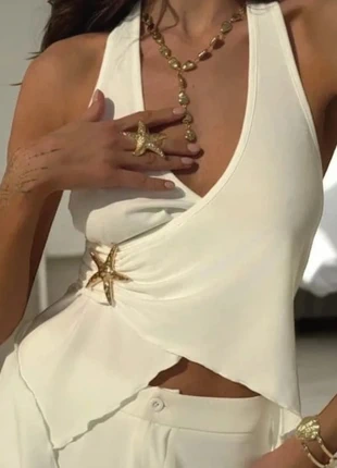 Top blanc asymétrique avec étoile de mer dorée, marke: Original, zustand: Sehr gut, größe: S / 36 / 8, 24,99 €, 26,94 € inklusive Vinted-Käuferschutz