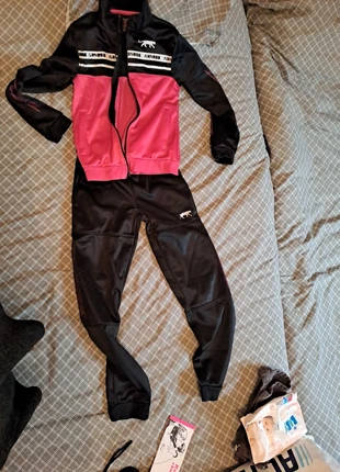 Ensemble jogging air airness 10 ans, brand: Airness, condizioni: Buone, taglia: 10 anni / 140 cm, €2.50, €3.33 include la Protezione acquisti