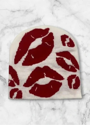 Bonnet blanc à motifs baisers rouges, style streetwear coloré et Y2K, marque: y2k, état: Très bon état, taille: Taille unique, 15,00 €, 16,45 € Protection acheteurs (Pro) incluse