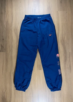 Vintage Adidas Trackpants Jogging baggy bleu marine bandes oranges Taille S, merk: adidas, staat: Heel goed, maat: S, € 24,90, € 26,85 inclusief Kopersbescherming