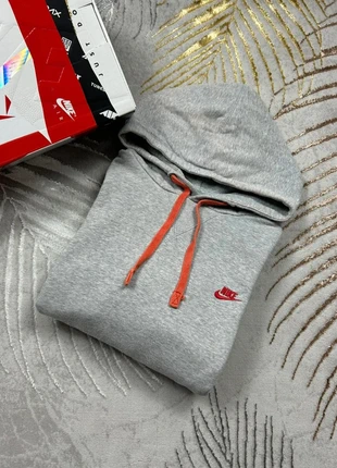 Sweat à capuche Nike gris clairs logo brodé bordeaux, brand: Nike, condizioni: Ottime, taglia: M, €22.00, €23.80 include la Protezione acquisti Pro