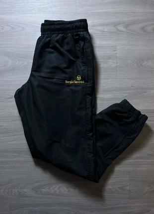 Jogging Sergio Tacchini / noir logo brodé jaune / Taille S, brand: Sergio Tacchini, condizioni: Buone, taglia: S, €25.00, €26.95 include la Protezione acquisti