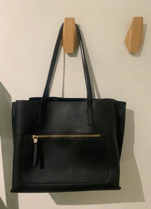 Black structured tote bag with gold zipper, merk: carpisa, staat: Heel goed, € 5,00, € 5,95 inclusief Kopersbescherming