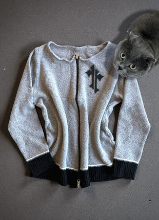 Y2K Gothic Zip Up Hoodie | Vintage 2000s Fitted Sweatshirt with Broken Cross Print, marque: Vintage Dressing, état: Neuf sans étiquette, taille: M / 38 / 10, 45,00 €, 47,95 € Protection acheteurs incluse