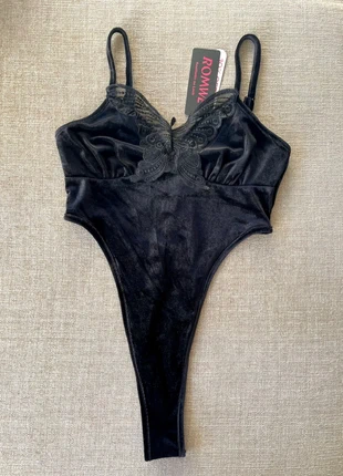 Body negro terciopelo con mariposa de encaje, merk: Romwe, staat: Nieuw met prijskaartje, maat: XS / 34 / 6, € 4,70, € 5,64 inclusief Kopersbescherming