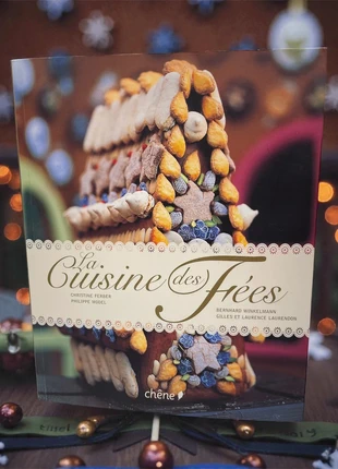 Livre de recettes La Cuisine des Fées – Pâtisserie enchantée & contes, merk: Miss Patisserie, staat: Nieuw met prijskaartje, € 15,00, € 16,45 inclusief Kopersbescherming