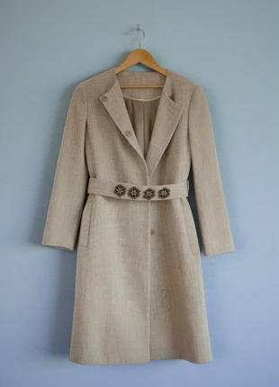 Massimo Dutti – Modern & Luxurious Beige Coat with Decorative Belted Detail – M 🎀💖, merk: Massimo Dutti, staat: Heel goed, maat: M / 38 / 10, € 79,90, € 84,60 inclusief Kopersbescherming