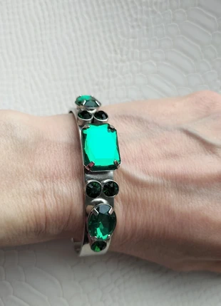 Armband cuff met groene kristallen, merk: Fashion, staat: Heel goed, € 4,00, € 4,90 inclusief Kopersbescherming