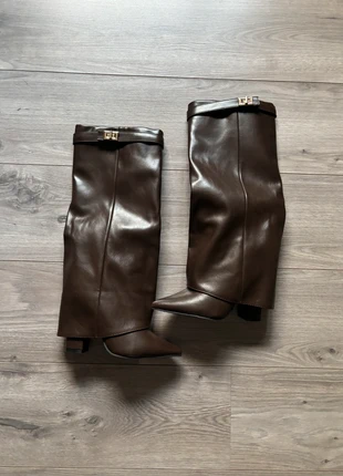 Bruine Hoge Laarzen met Gouden Detail, merk: Trendy, staat: Heel goed, maat: 36, € 32,50, € 34,83 inclusief Kopersbescherming