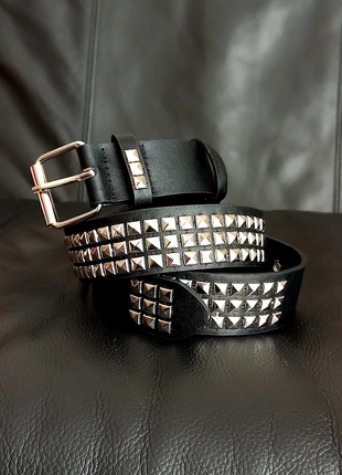 Cinto preto com tachas prateadas estilo y2k, brand: Punk, condizioni: Nuovo senza cartellino, taglia: 105 cm, €12.00, €13.30 include la Protezione acquisti