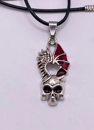 Bellissima collana in nylon con ciondolo teschio stilizzato con ali, brand: nessuno, condizioni: Nuovo senza cartellino, €3.00, €3.85 include la Protezione acquisti