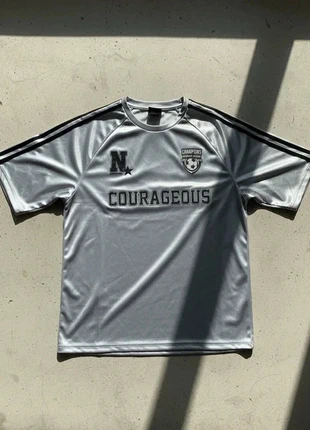 Maillot de Foot Argenté Courageous – Streetwear / Sporty / Training / Y2K, marque: urban squad, état: Très bon état, taille: M, 34,90 €, 37,35 € Protection acheteurs incluse