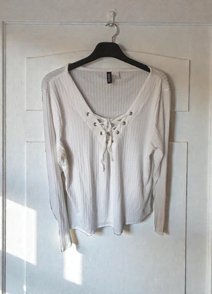 White Ribbed Long-Sleeve Top with Lace-Up Front, marque: H&M Divided, état: Très bon état, taille: XL / 42 / 14, 15,00 €, 16,45 € Protection acheteurs incluse