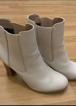 Creme Witte Halflaarzen My B. Maat 41, marque: My B, état: Neuf sans étiquette, taille: 41, 8,00 €, 9,10 € Protection acheteurs incluse