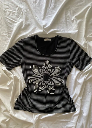 Top vintage noir et blanc avec détail fleur devant taille S/M y2k, brand: Top Vintage, condizioni: Ottime, taglia: M / IT 42 / EU 38, €10.00, €11.20 include la Protezione acquisti