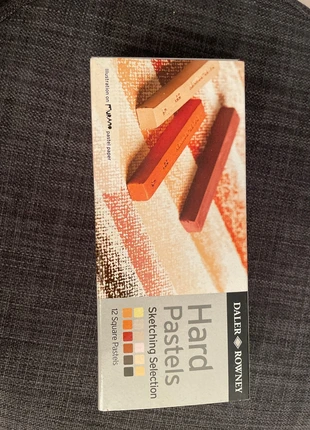 Set di pastelli a Cera duri Artists, Toni del Seppia, brand: Hard Pastels, condizioni: Nuovo con cartellino, €15.00, €16.45 include la Protezione acquisti